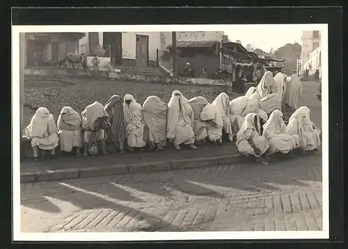 Foto-AK Damen in Burkas am Strassenrand, Fotograf Hanns Tschira