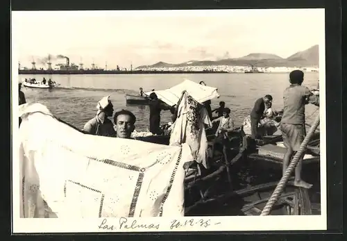 Foto-AK Tuchhändler am Ufer, Fotograf Hanns Tschira