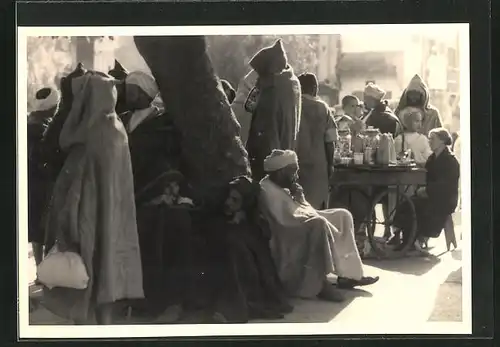 Foto-AK Ortspartie mit Moslems, Fotograf Hanns Tschira