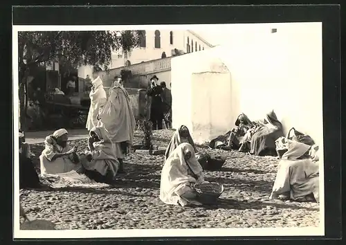 Foto-AK Muslimische Einheimische machen Pause, Fotograf Hanns Tschira