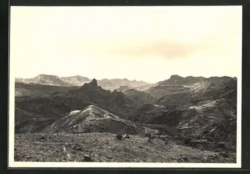 Foto-AK Blick über felsiges Bergland, Fotograf Hanns Tschira