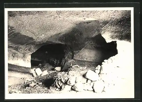 Foto-AK Eine Höhle im Fels, Fotograf Hanns Tschira