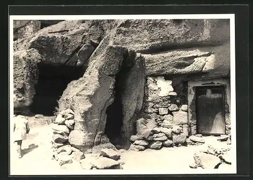 Foto-AK Felshöhle mit Tür, Fotograf Hanns Tschira