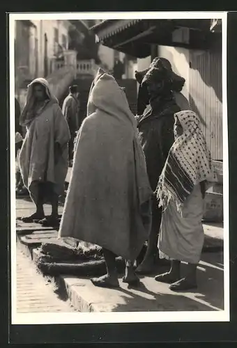 Foto-AK Menschen mit Kapuzen auf Bürgersteig, Fotograf Hanns Tschira