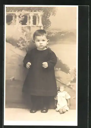 Foto-AK Mädchen im schwarzen Kleid mit Puppe