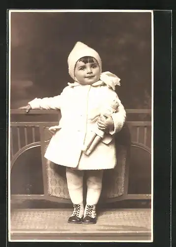 Foto-AK Mädchen im Mäntelchen mit Puppe