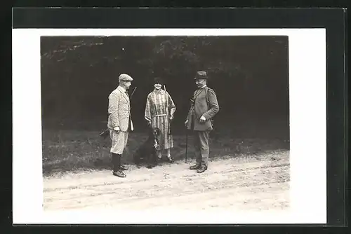 Foto-AK Zwei Jäger und Jägerin mit Hund