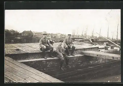 Foto-AK Drei Soldaten in Uniform mit Sanitätshund