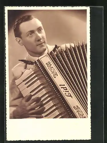 Foto-AK Musiker mit Akkordeon