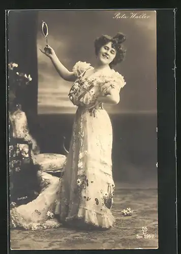 AK Opernsängerin Reta Walter im tailliertem Kleid mit Handspiegel