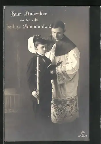 AK Zum Andenken an die erste heilige Kommunion, Priester mit einem Jungen