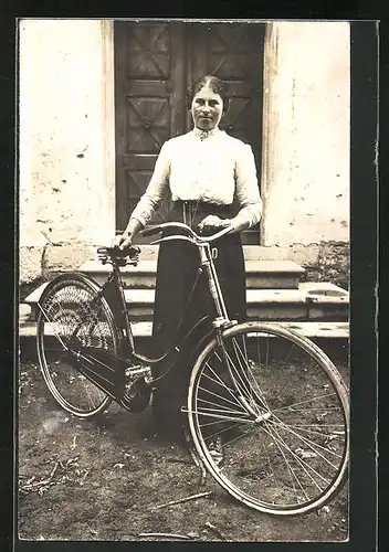 Foto-AK Frau mit Fahrrad