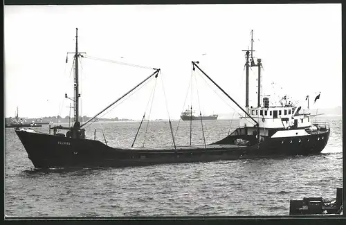 Fotografie Frachtschiff Pelikan vor Hafeneinfahrt