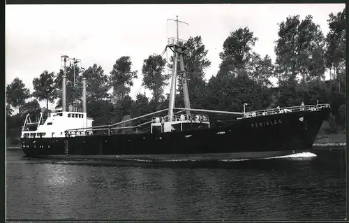 Fotografie Frachtschiff Perikles bei einer Kanaldurchfahrt