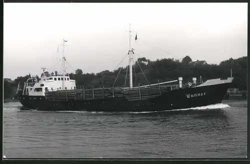 Fotografie Frachtschiff Wunner voll beladen mit Baumstämmen