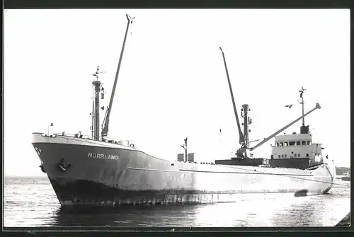 Fotografie Frachtschiff Norrland beim Anlegemanöver am Hafenquai