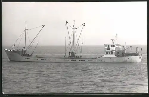 Fotografie Frachtschiff Oktant dümpelt auf offener See