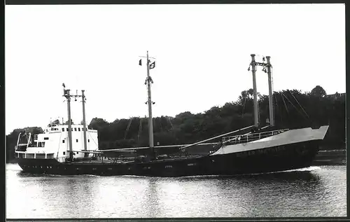Fotografie Frachtschiff Oscar Mathies im Kanal