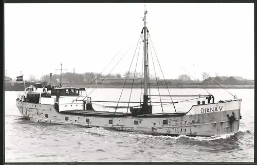 Fotografie Frachtschiff Diana V in Fahrt