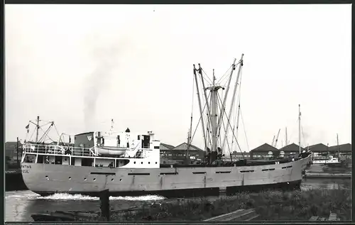 Fotografie Frachtschiff Deo Gratias manövriert im Hafen