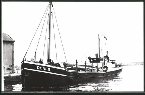 Fotografie Frachtschiff Deneb mit Baumstämmen beladen im Hafen