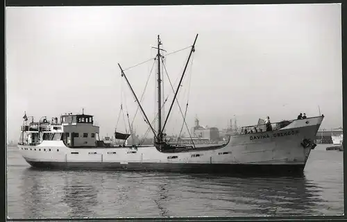 Fotografie Frachtschiff Davina Goekoop bei langsamer Fahrt im Hafen