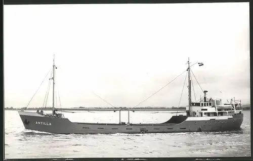 Fotografie Frachtschiff Antilla bei langsamer Fahrt