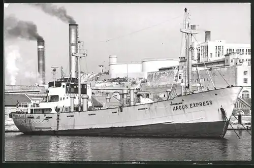 Fotografie Tankschiff Angus Express im Hafen vor Anker liegend