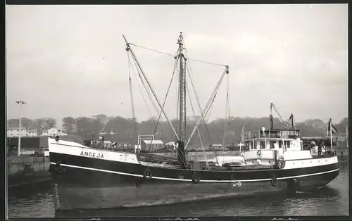 Fotografie Frachtschiff Angeja im Hafen manövrierend