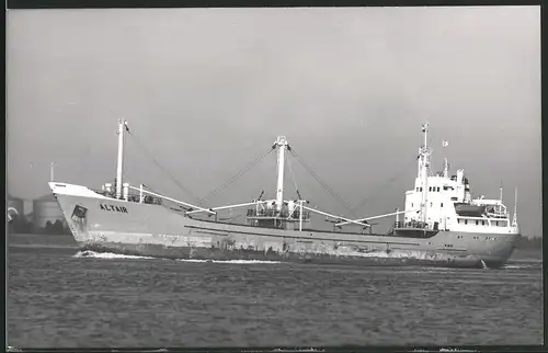 Fotografie Frachtschiff Altair kreuzt vor einem Tanklager