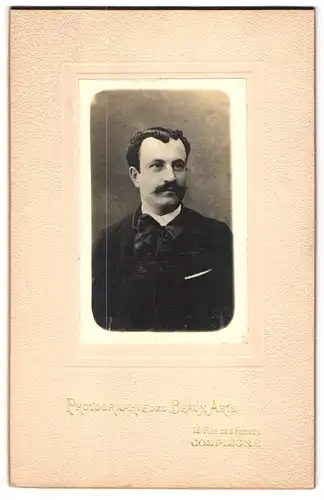 Fotografie Photographie des Beaux Arts, Compiègne, Rue des Fossés 16, Bürgerlicher Herr mit pomadisiertem Haar