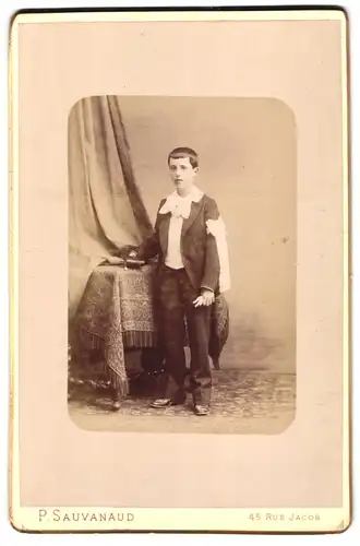 Fotografie P. Sauvanaud, Paris, Rue Jacob 45, Junge am Tage seiner Kommunion