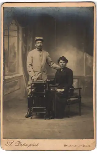 Fotografie A. Dotta, Belleville-sur-Saone, Portrait eines Soldaten mit seiner Frau