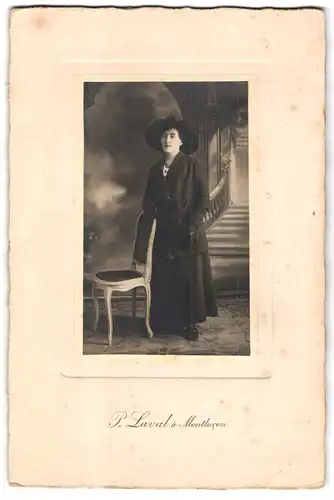 Fotografie P. Laval, Montlucon, Bürgerliche Dame in schwarzen Kleidern