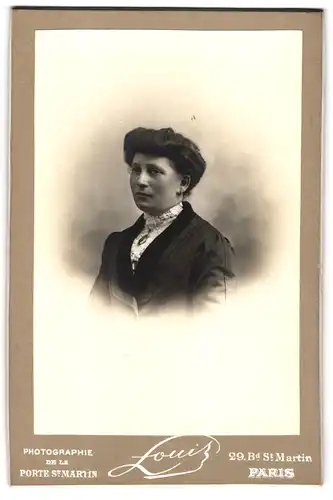 Fotografie Louis, Paris, Boulevard St. Martin 29, Bürgerliche Frau mit toupiertem Haar