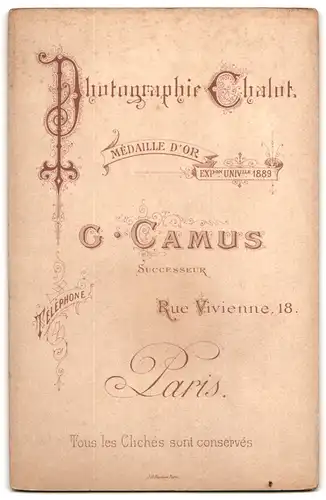 Fotografie G. Camus, Paris, Rue Vivienne 18, Junge Frau mit Puffämeloberteil