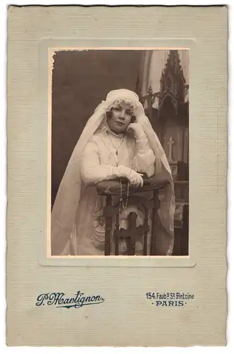 Fotografie P. Martignon, Paris, Faubourg St. Antoine 154, Mädchen im Konfirmantenkleid