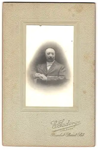Fotografie E. Sadorge, Orléans, Gestandener Herr im Portrait