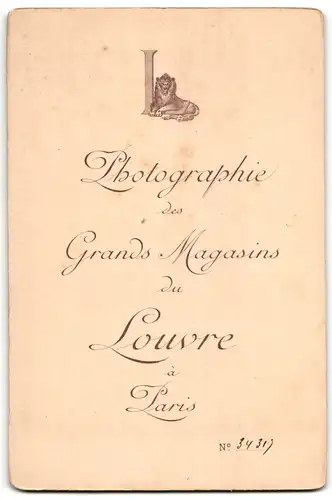 Fotografie Grands Magasins du Louvre, Paris, Drei Geschwister in feinen Kleidern