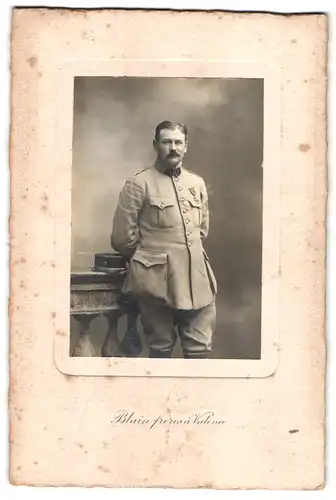 Fotografie unbekannter Fotograf und Ort, Soldat in Feldgrau mit Orden