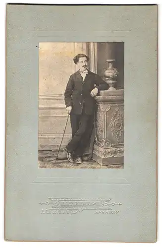 Fotografie Paulus, Epernay, Rue du Faubourg d`Igny, Herr mit tollen Haaren mit Gehstock