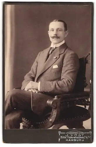 Fotografie J. Vogt, Hamburg, Billh. Röhrendamm 34-35, Portrait eleganter Herr mit Moustache