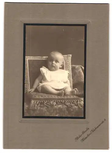 Fotografie Atelier Gisela, München, Neuhauserstrase 9, Portrait süsses Kleinkind im weissen Hemd