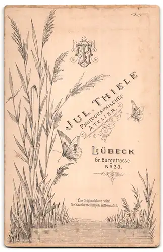 Fotografie Jul. Thiele, Lübeck, Gr. Burgstrasse 33, Portrait bürgerliches Paar in eleganter Kleidung