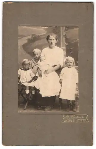 Fotografie J. Harländer, Lübeck, Schwartauer-Allee, Portrait bürgerliche Dame mit drei Kindern und Baby