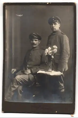 Fotografie Atelier Jensen, Kiel, Klinke 26, Portrait zwei Soldaten in Uniform mit Schirmmütze