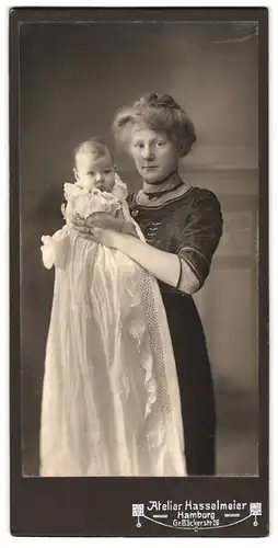 Fotografie Atelier Hasselmeier, Hamburg, Gr. Bäckerstrasse 26, Portrait junge Dame im Kleid mit Baby auf dem Arm