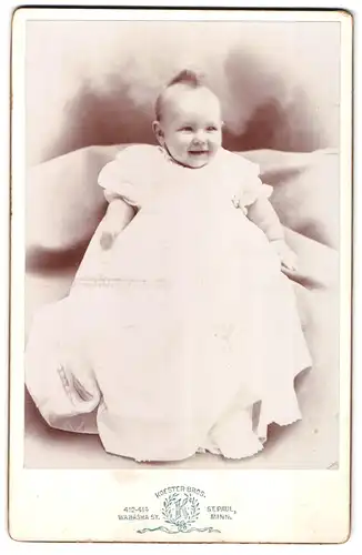 Fotografie Koester Bros, St. Paul, Minn., 412-414, Wabsha St., Portrait süsses Kleinkind im weissen Kleid
