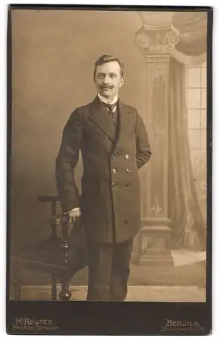 Fotografie M. Reuter, Berlin-N., Brunnenstrasse 113, Portrait eleganter Herr mit Oberlippenbart