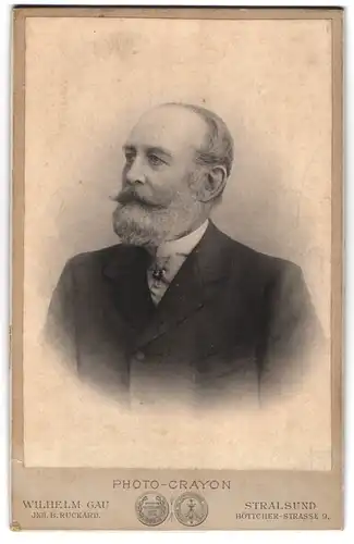 Fotografie Wilhelm Gau, Stralsund, Böttcher-Strasse 9, Portrait älterer Herr im Anzug mit Vollbart
